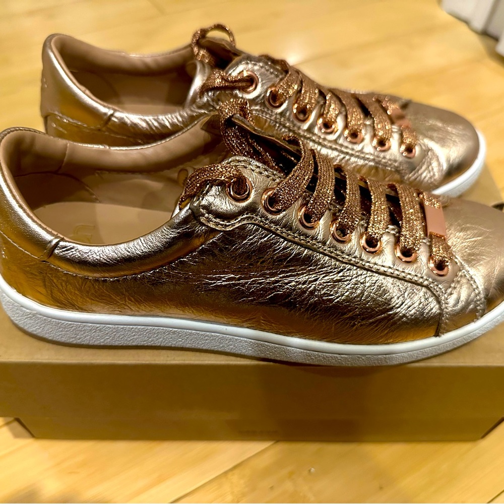 Size 7 Women’s UGG W Milo Metallic Sneaker - Rose Gold